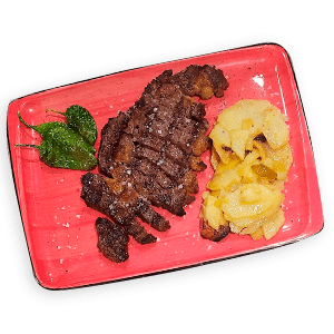 Vista cenital de plato de carne con patatas