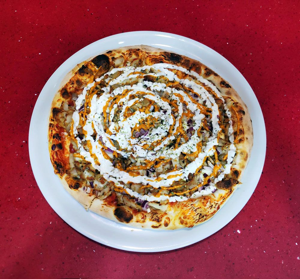 Vista frontal de pizza kebab Pizzería La Rucola